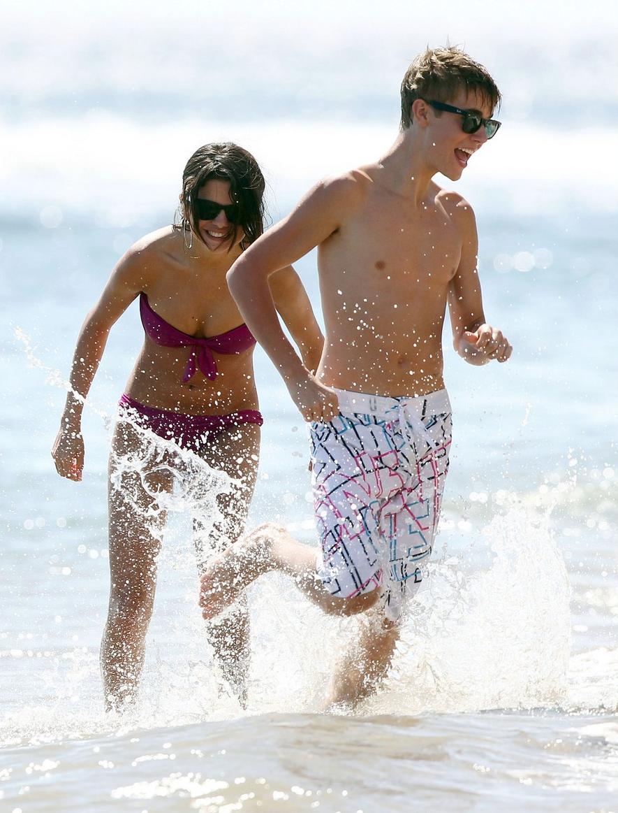 Justin Bieber and Selena Gomez Enjoying at Hawaii