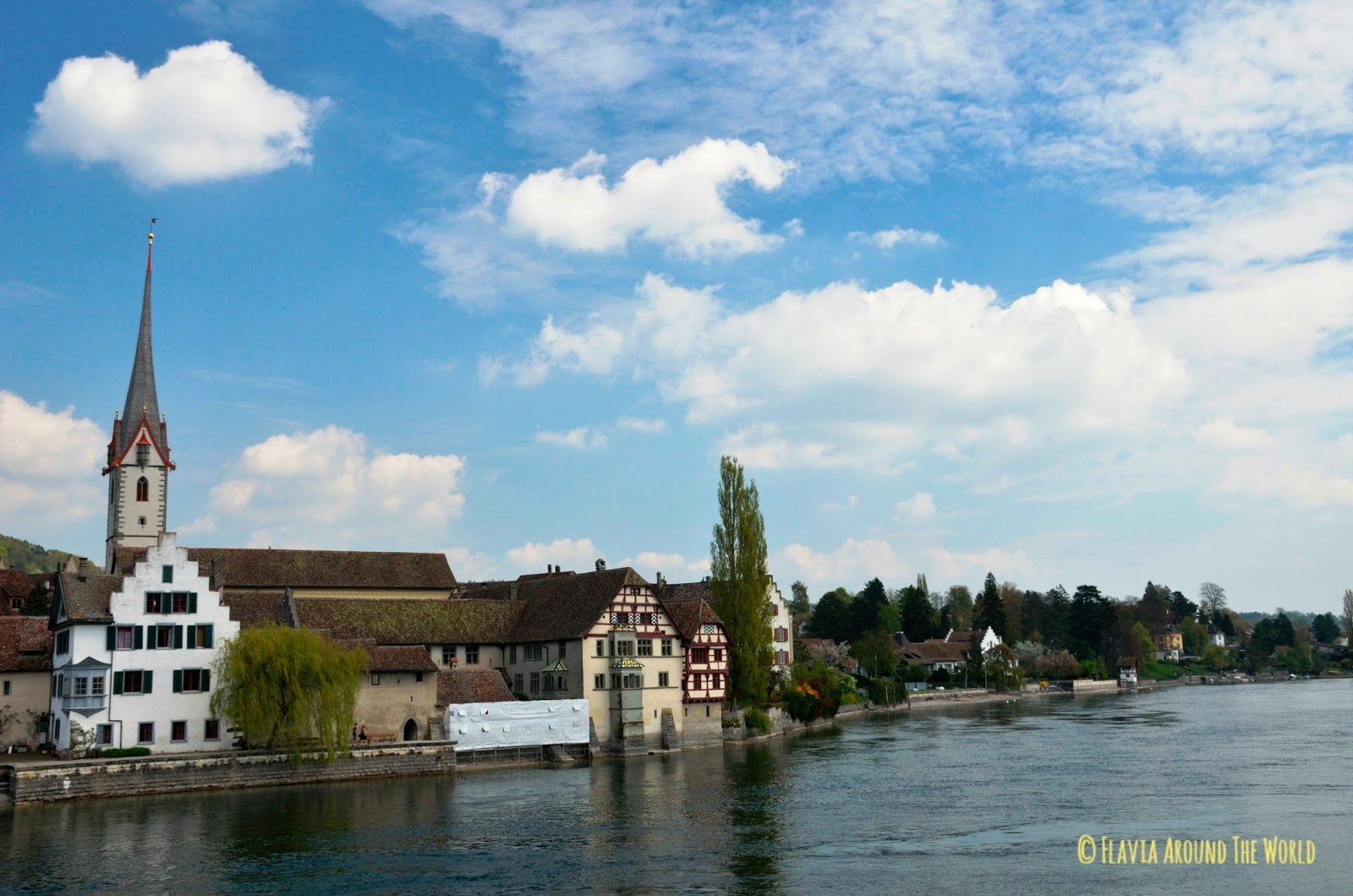 Vistas desde el puente del río Rin de Stein am Rhein Vistas desde el puente del río Rin de Stein am Rhein en Suiza