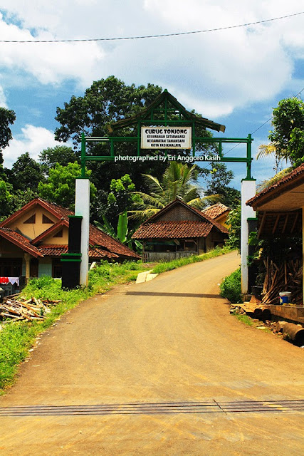 Pintu gerbang menuju Curug Tonjong Pintu gerbang menuju Curug Tonjong