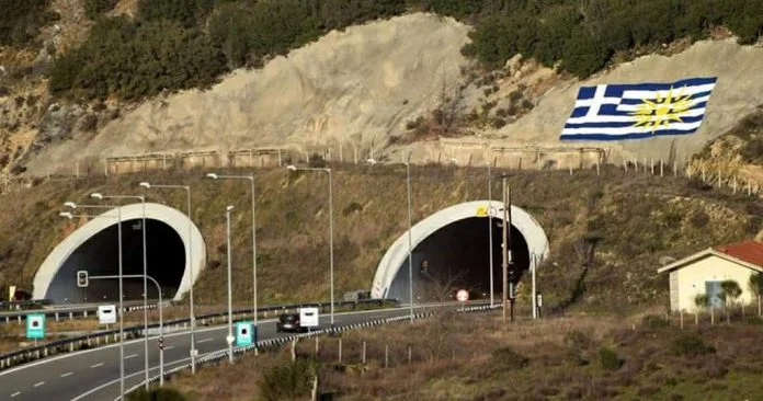 Έβαλαν την Ελληνική σημαία με τον Ήλιο της Βεργίνας πάνω από τούνελ της Εγνατίας Οδού