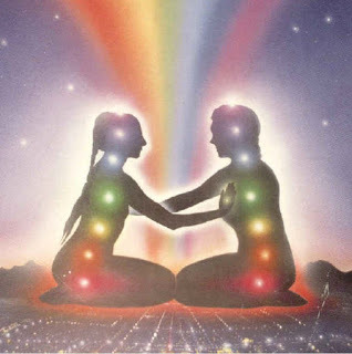 ధ్యానం సమయంలో భాగస్వాముల అనాహత చక్రంపై చేయి ఉంచండి.