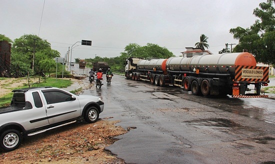 Motoristas de veículos de grande porte devem ficar atentos a um ponte estreita no Povoado de Santo Antônio, em São Domingos