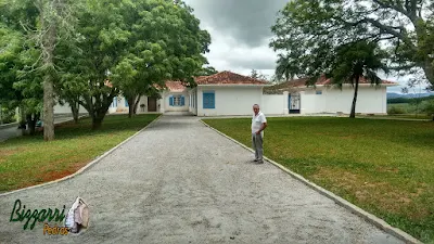 Execução da rua em entrada da sede da fazenda em Atibaia-SP. Rua de pedra com as guias de pedra folheta e o piso com pedrisco com as caixas para captação da água da chuva e no paisagismo o gramado com grama batatais e grama amendoim.