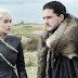 Jon Snow y Daenerys abrazados en el set de rodaje de la octava temporada de Juego de Tronos