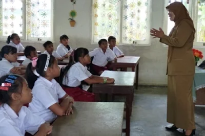 Mendikbud Wajibkan Guru Delapan Jam di Sekolah