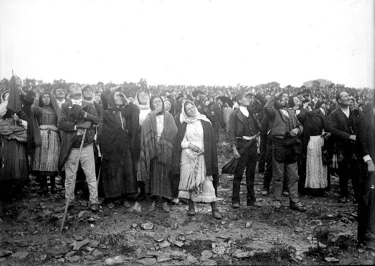 Milhares de presentes viram o Milagre do Sol em 13 de outubro de 1917. Milhares de presentes viram o Milagre do Sol em 13 de outubro de 1917.