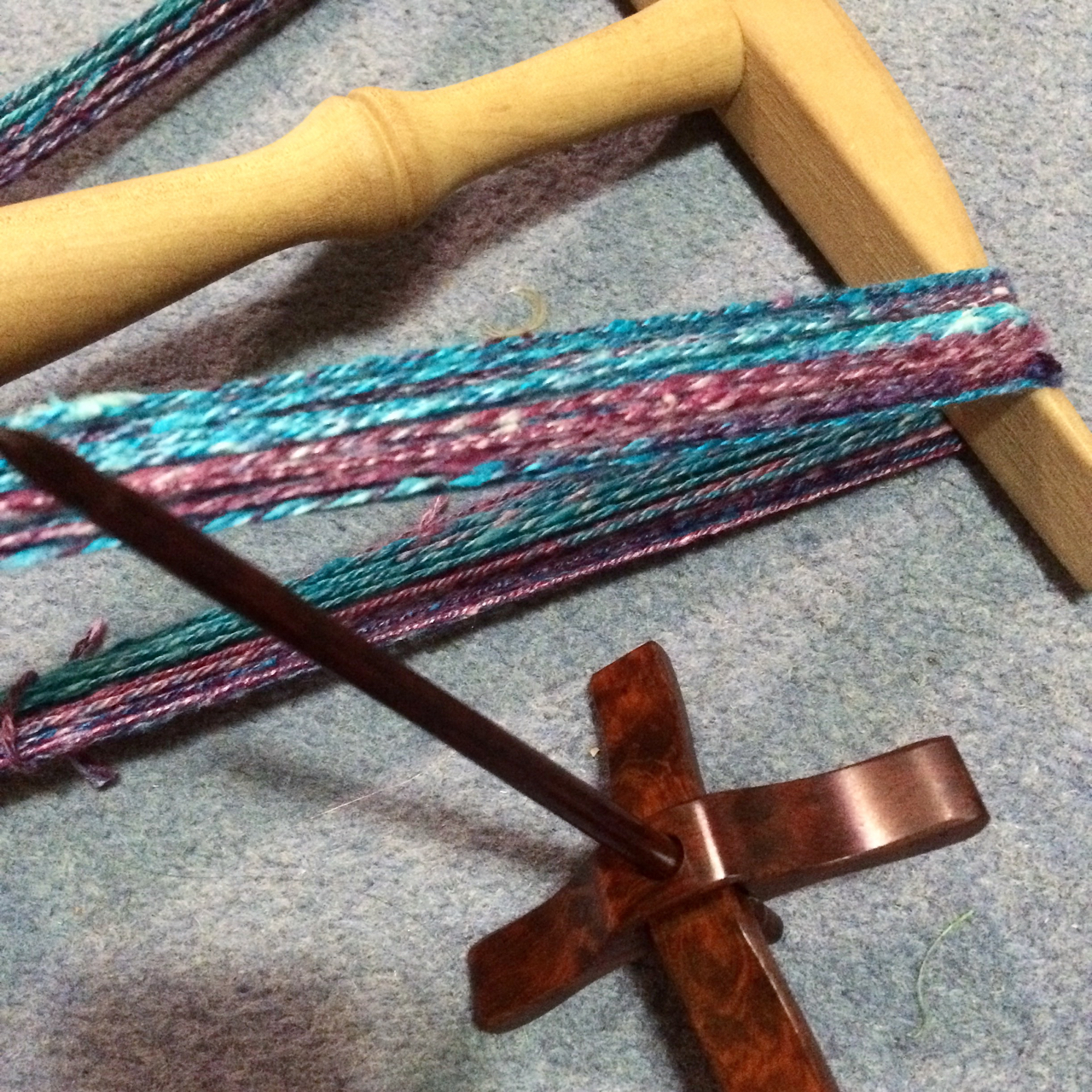 Stitchin' Bints: Spindle spinning silk hankies / mawatas