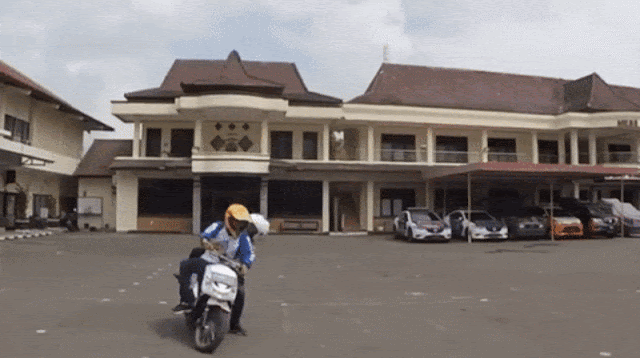 Seperti Orang Mabuk, Polisi ini Sempoyongan di Bonceng Motor, Ini Sebenarnya yang Terjadi