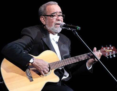 Andy Montañez Foto de Andy Montañez cantando en concierto