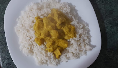 Immagine di un piatto con pollo al curry con riso basmati 