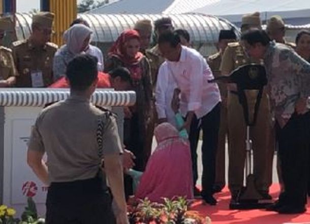Terobos Paspampres, Seorang Ibu Mengadu ke Jokowi Lalu Pingsan jokowi