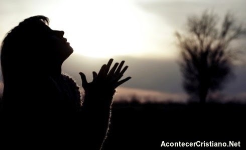 Mujer orando por milagros
