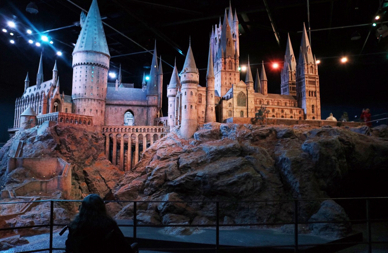 замок гарри поттер замок хогвартс. замок хогвартса в реальности. замок гарри поттера в реальной жизни. существует ли замок хогвартс. замок хогвартс из гарри поттера макет.