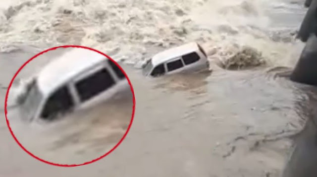 Detik-detik Menegangkan, Mobil Hanyut di Sungai Brantas Mojokerto ini Berlangsung Dramatis