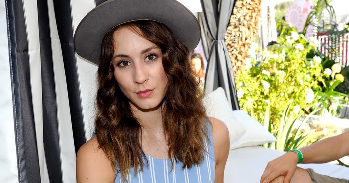 Daily Celebrities Paparazzi, Candid and Photoshoot Pictures: Troian