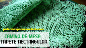 Patrones de Camino de mesa tejido a crochet con fantástico borde con piñas y ondas