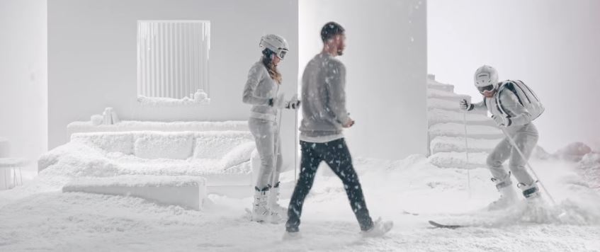 Modello e modella Enel Energia pubblicità con neve e sci con Foto - Testimonial Spot Pubblicitario Enel Energia 2016