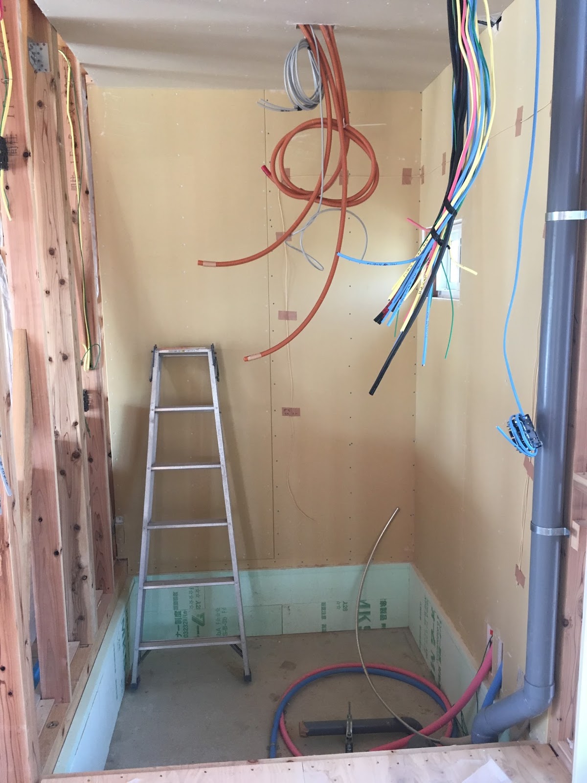 モノづくり大好き監督から届く、建築現場ブログ ユニットバスの設置準備