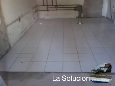 Local comercial: Revistiendo el piso con adhesivo