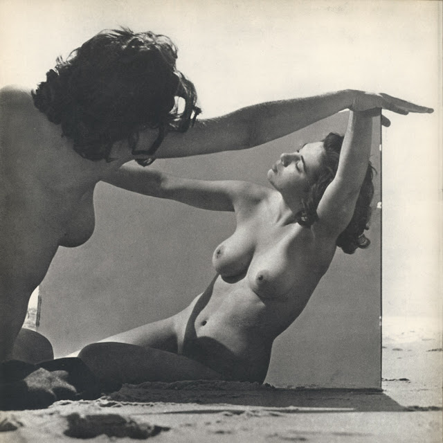 Nude vintage glamour tugging