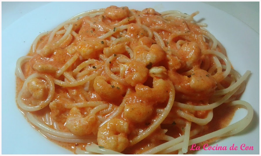 espaguetis salsa nata (crema de leche) gambas y tomate