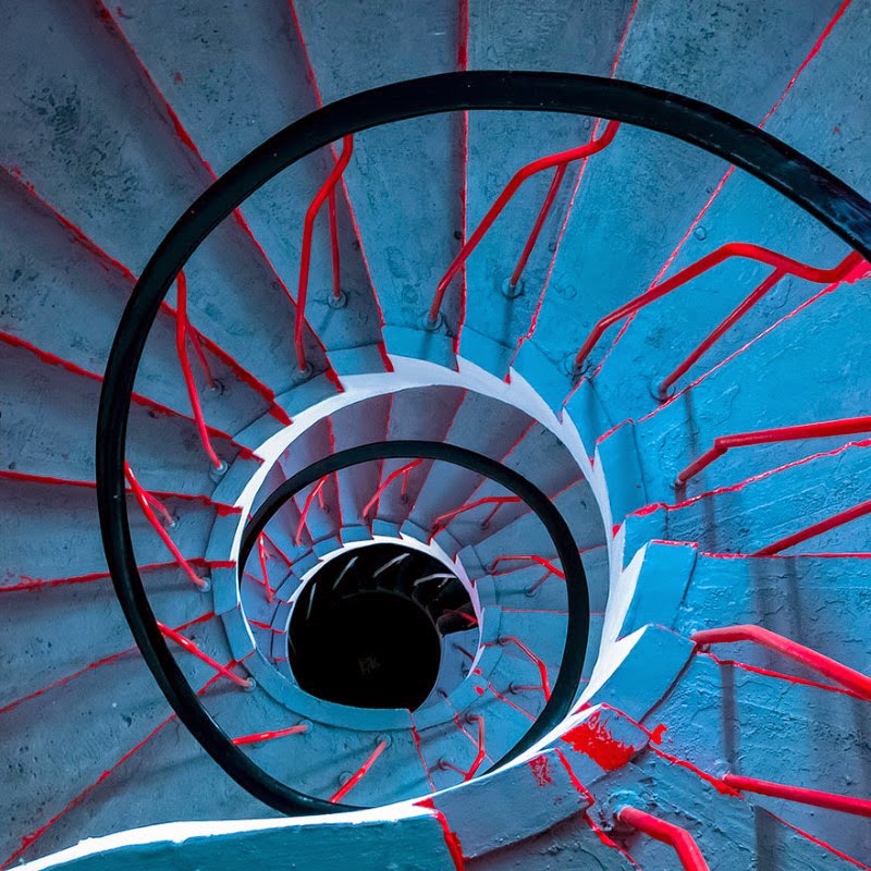 14. “The Drunken Painter & the Staircase” – Carsten Heyer - 15 Mesmerizing Examples of Spiral Staircase Photography