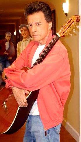 Palito Ortega Foto de Palito Ortega abrazando su guitarra