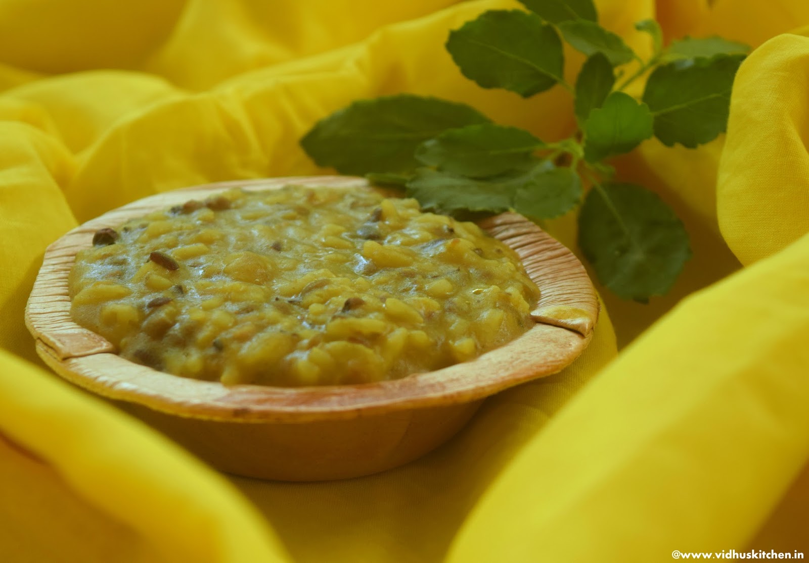 Vidhu's kitchen Iskcon style Khichdi / Khichuri