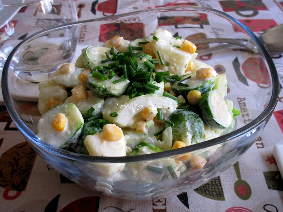 Ensalada de repollitos con papas, maíz, cebolla dulce y crema