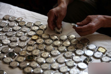 Cu ong 78 tuoi chiu choi, sam 1600 chiec dong ho - Anh 5