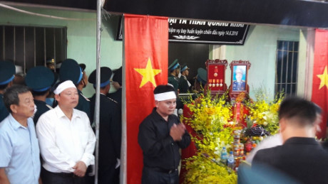 Con gái Đại tá Trần Quang Khải ngây thơ trong vòng tay đồng đội bố - Ảnh 6 Con gai Dai ta Tran Quang Khai ngay tho trong vong tay dong doi bo - Anh 6