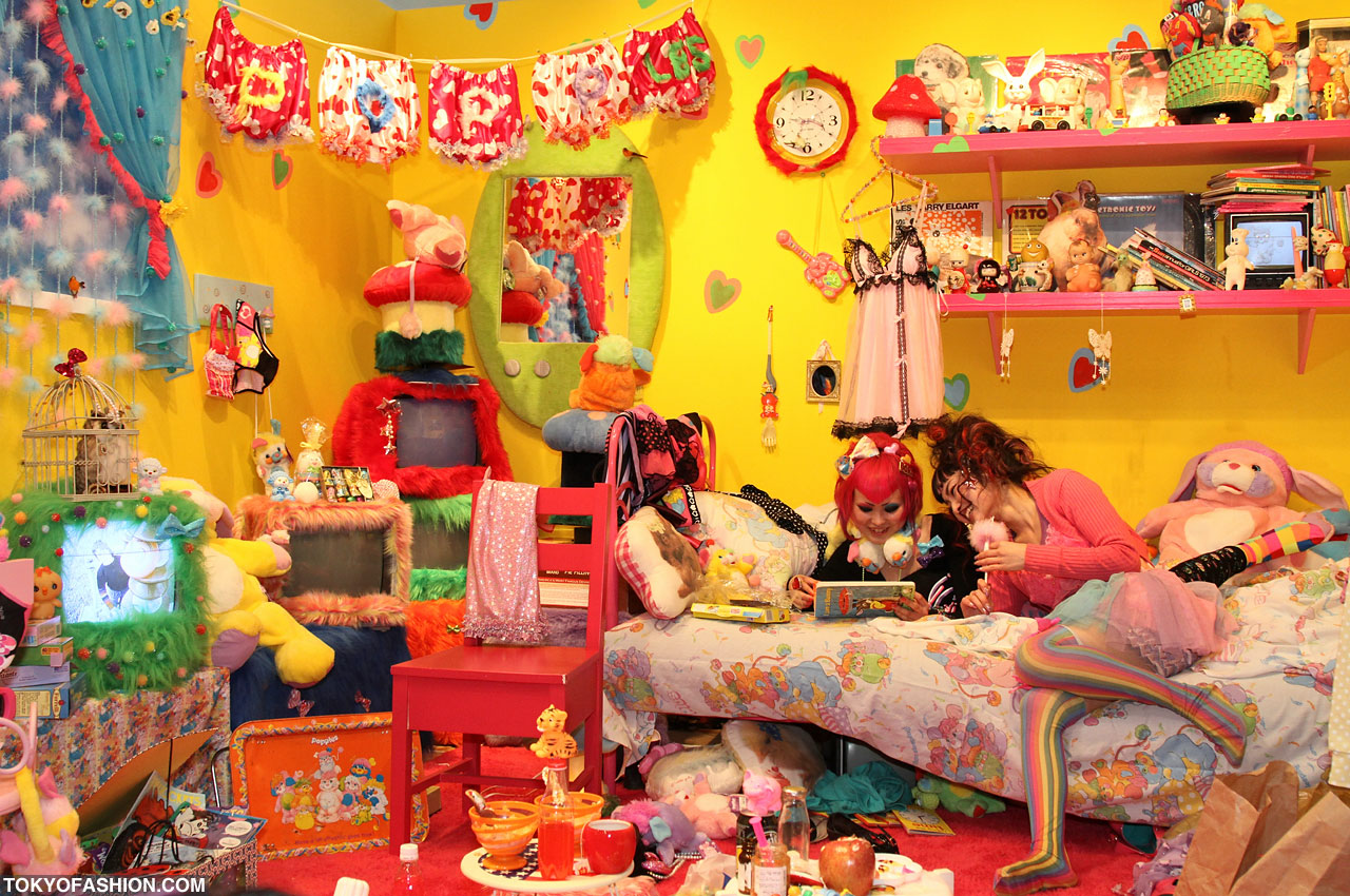Bedroom toys. Комната с игрушками. Детские игрушки в комнате. Комната с детскими игрушками. Красочная детская комната с игрушками.