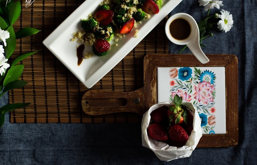 ensalada-de-brocoli-y-quinoa-con-fresas