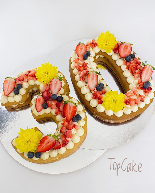 Keksikakku eli Cookie cake Keksikakku eli Cookie cake, biscuite cake, numerokakku, kirjainkakku, trendikäs kakku, juhlakakku, vuosijuhlakakku, valkosuklaa, suklaa, valkosuklaatäyte, keksipohja, topcake