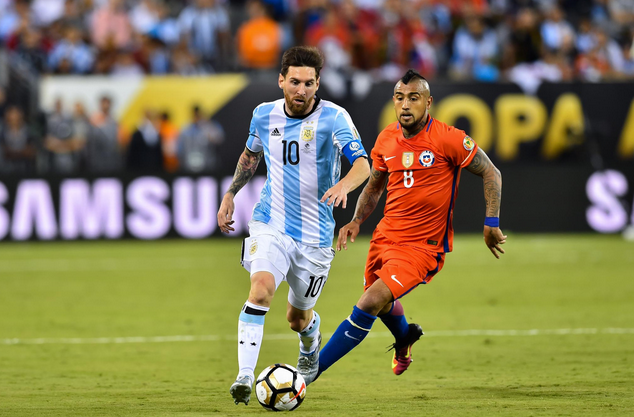 Messi (Argentina) dan Vidal (Chile) Messi (Argentina) dan Vidal (Chile)