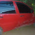 Carro colide com cerca próximo a Campo de São João de Várzea da Roça