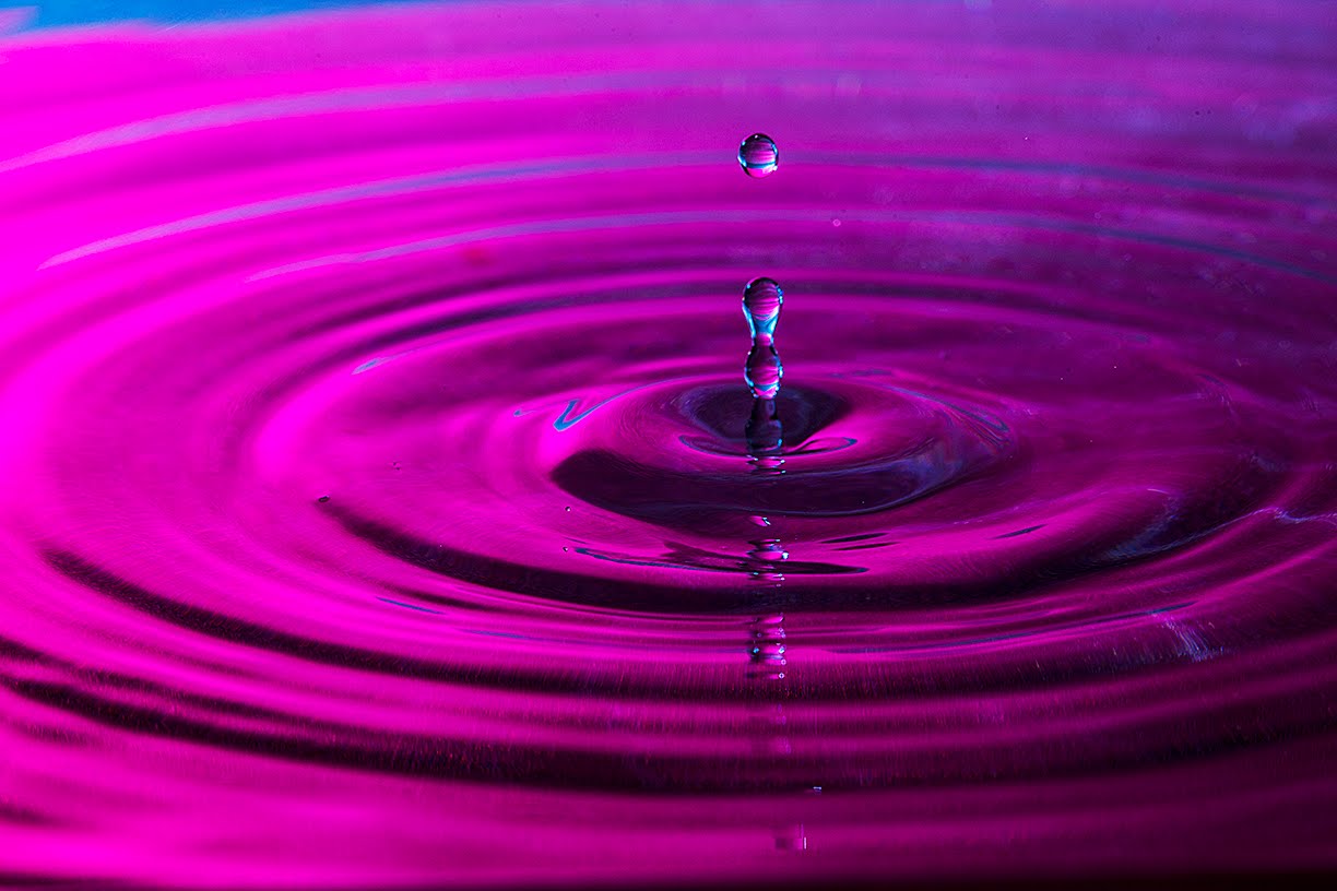 Фиолетовая вода почему. Фиолетовая вода. Фиолетовые капли. Пурпурная вода. Лиловая вода.