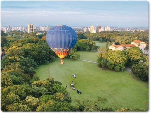 Paisagem de campos verdes, ao longe uma cidade e um lindo balão que se afasta no alto céu. Se você conhece o autor desta imagem, por favor nos informe para que possamos atribuir-lhe os devidos créditos. Obrigado. Paisagem de campos verdes, ao longe uma cidade e um lindo balão que se afasta no alto céu.