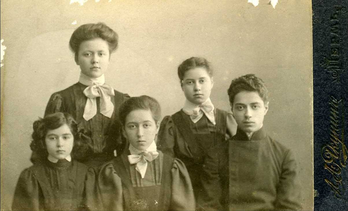 гимназист фотосессия в садике. надежда константиновна гимназистка. фото русского гимназиста александра кутепова. гимназисты сестры тайна америка. гимназисты сестры тайна америка.