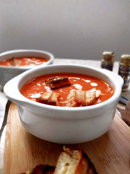 la famosa sopa de tomate fácil de Ina Garten, y de yapa, tostados de gruyere