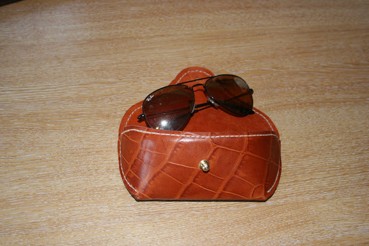 Case for Ray-Ban Aviator /Wayfarers . Lined with pigskin or chamois.