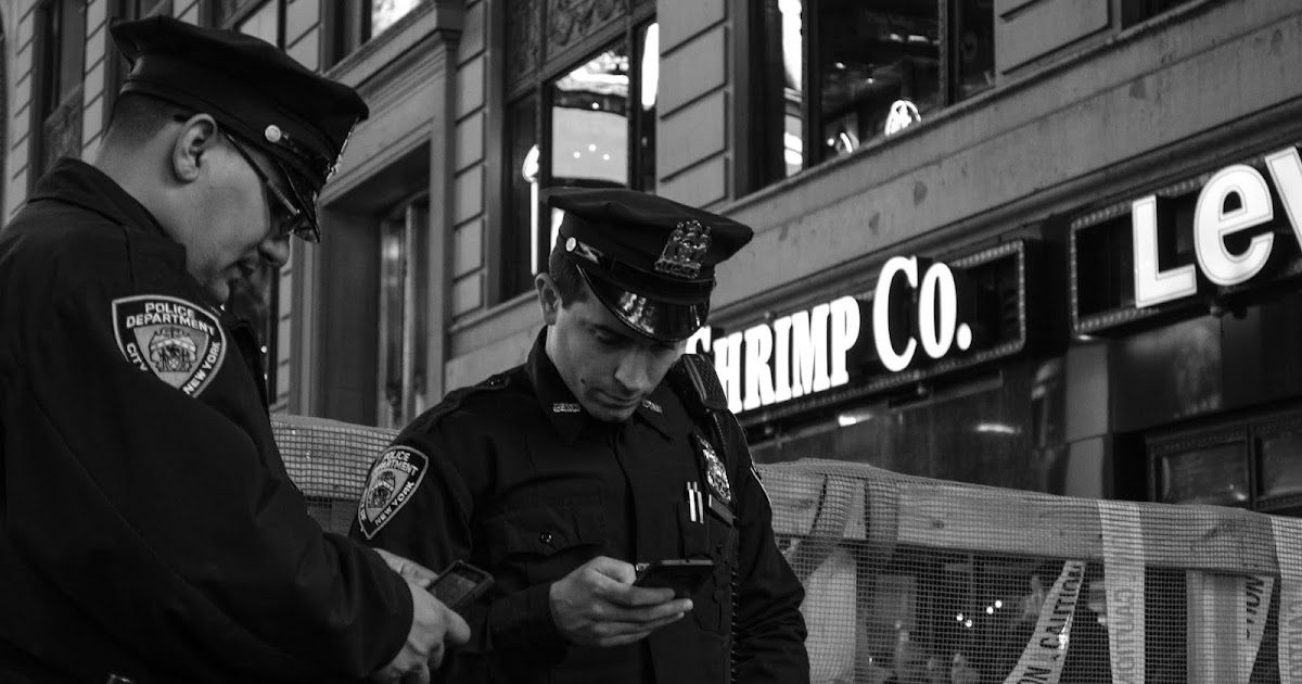 "Blue wall of silence" nghĩa là gì?