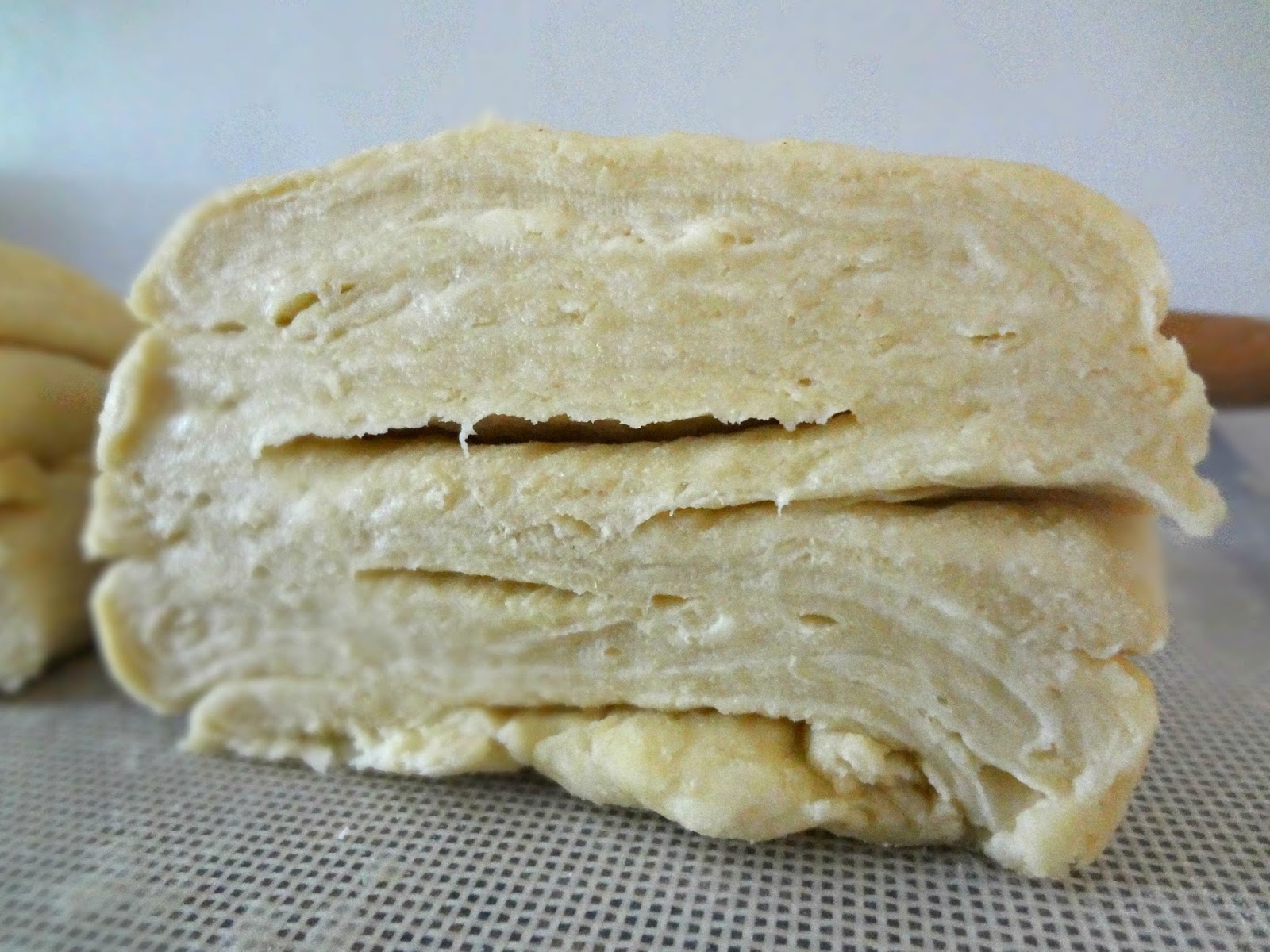 Рецепт классического слоеного теста с фото. Слоеное тесто. Слоёное тесто быстрого приготовления. Быстрое слоеное тесто. Тесто слоеное бездрожжевое.