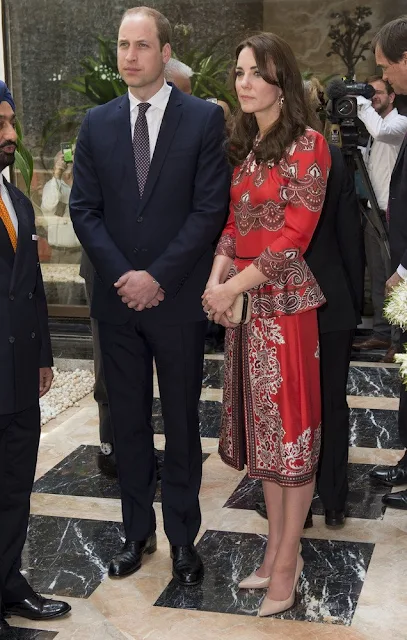 Kate Middleton and Prince William lay a wreath at Taj Hotel, scene of Mumbai terror attacks