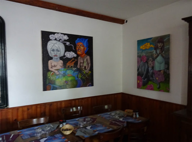 Bilder mit nackten Frauen, Dali oder ein anderer Surrealist, Essraum im Restaurant