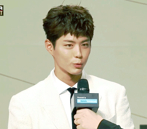 박보검 어제자 흰수트, 레드카펫 입장.gif | 인스티즈