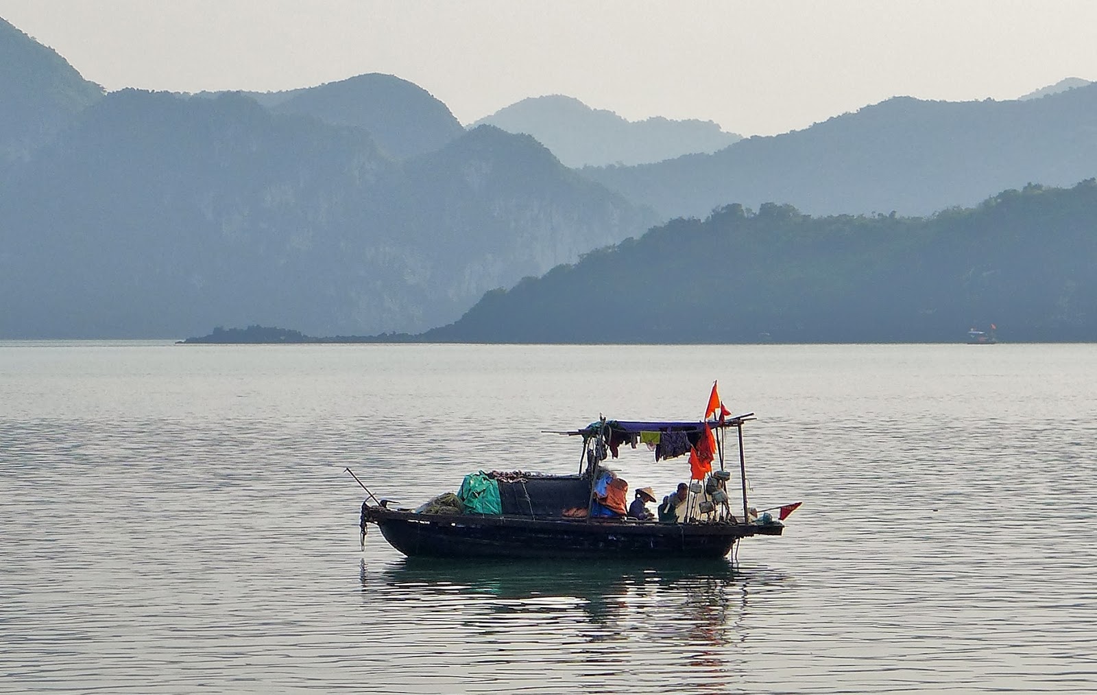 Del Sol y de la Luna: BAHÍA DE HALONG (20 y 21 de Octubre)