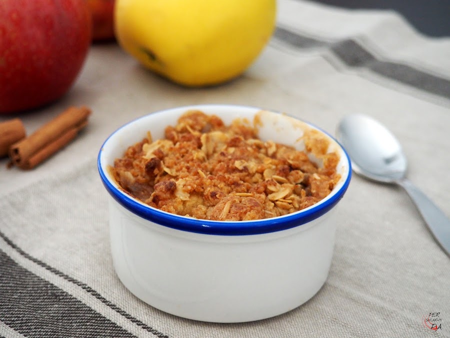 Postre de manzana con textura de compota y un crujiente crumble de avena.
