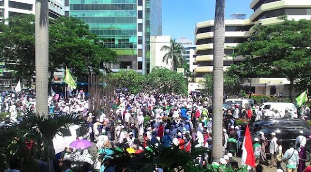 Ribuan Santri Ponpes Ini Ikuti Demo Tuntut Ahok Dengan Membawa Peralatan Bersih-bersih, Untuk Apa ya?