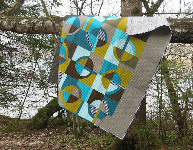 Luna Lovequilts - Retro, a finished quilt with improv curves - Photo shoot outside